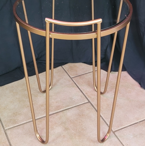 Modernist Accent Table, with handles, by Via Rodeo - gold color tube, glass top - Picture 5 of 8